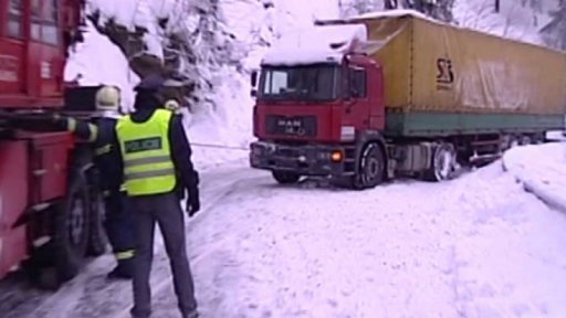 Sníh: problémy na silnici i železnici (2010)