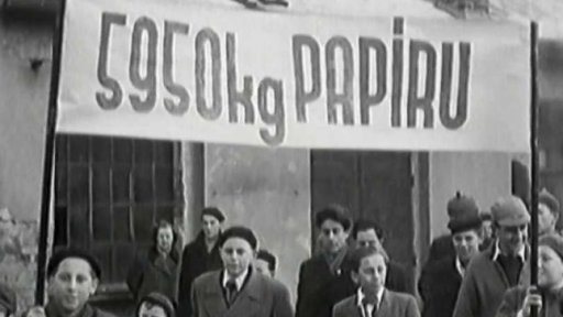 Školní mládež vyhlásila soutěž ve sběru starého papíru (1952)