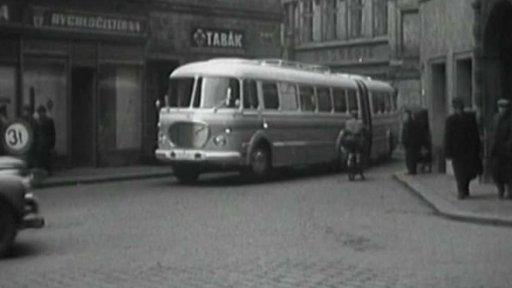 Zkušební jízda autobusu v úzkých ulicích Prahy (1961)