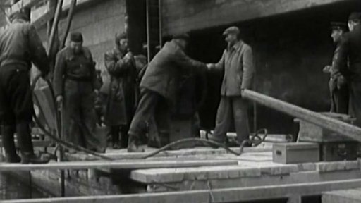 Potápěči spolupracují na dostavbě přehrady Slapy (1955)