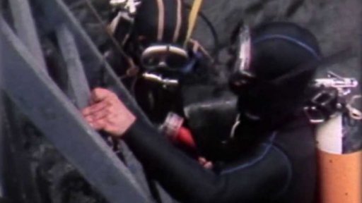 Svazarmovští potápěči opravují remorkéry (1981)