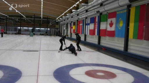 Z druhé strany: curlerky s hokejkou