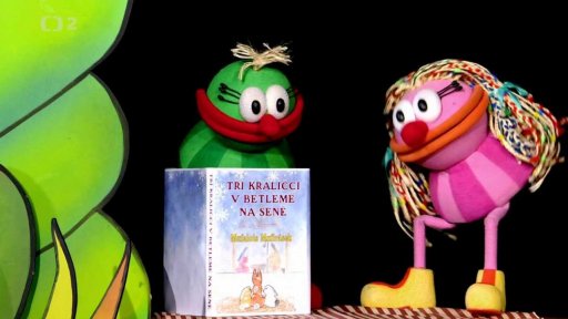 Muf si čte knihu o třech králících v Betlémě.