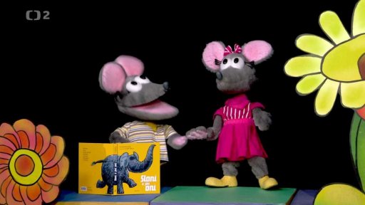 Tryskáček listuje knihou „Sloni a jiní oni“.