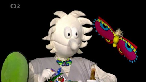 Pip a Otylka se hřejí u kamen.