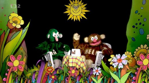 Jů a Hele se chystají s ptačím zobem blahopřát vrabčákům k jejich významnému dni.