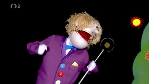 Hary zpívá rockovou píseň Třispětašedesátkrát. Muf ji obdivuje v masce Slunce.