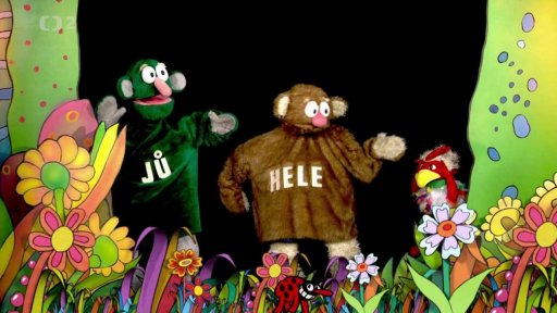 Jůheláci krmí slepičku, co jim prý po čokoládě bude snášet čokoládová vajíčka. Ta slepička je podezřelá.