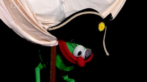 Hary pluje na prámu, přidají se Fámula a Muf - ten jako pirát Grešlička.