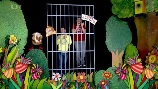 Mufikanti Filip a Tomáš se ukryjí před Mufolvem do klece.