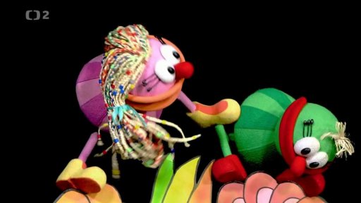 Muf loudí na dětech, aby mu ze své nadílky během zítřejšího Dne dětí něco přinesly. Fámula mu to zatrhne, DD se na Palouku slaví dnes.