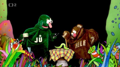 Jů a Hele se radují z housenky, která jim leze po stole. Jistě z ní bude motýl!