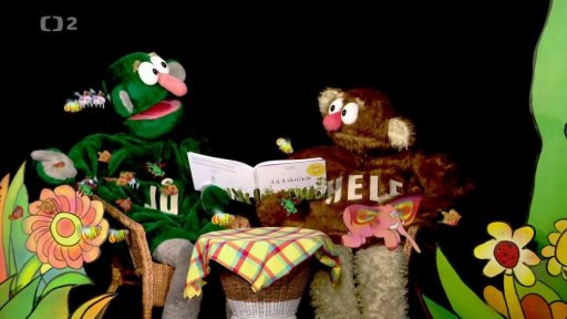 Jů a Hele si prohlížejí knihu o housenkách -„Óóó vajíčko“.