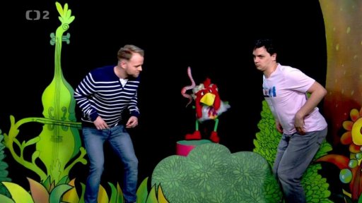 Mufikanti odhalují pomník Mufoslepici a zpívají píseň: „Chvála slepic“