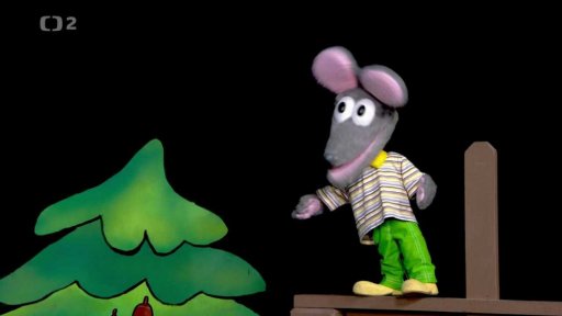 Polapil rybaří - ale místo rybiček tahá z vody samé boty. Tryskáček zpívá písničku Sýrová chaloupka.