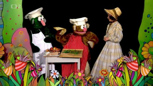 Jůheláci si chtějí upéct štrúdl. Kuchařinka Mufomila Kyprá jim nakukala, že listové těsto se dělá z listí.