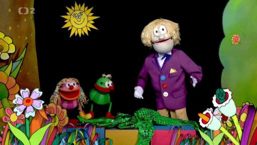 Muf s Fámulou se snaží nafouknout plovacího krokodýla.