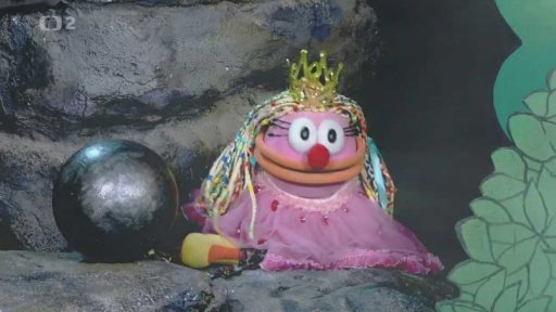 Princezna Fámula si ve sluji stěžuje na zápach z dračích nozder a také z výfuků aut a motocyklů svých zachránců.