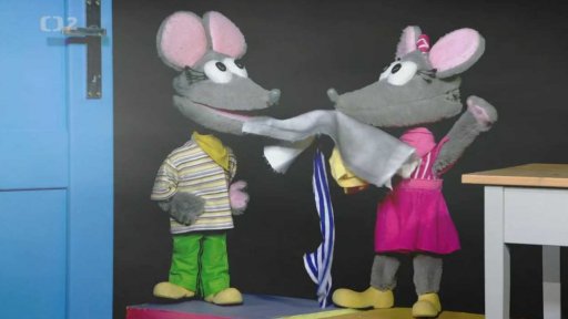 Muf dal do kamínek plasty a zamořil celý palouček. Venku padají černé vločky.