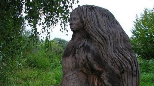 Sochy ve skalách a Stezka hastrmanů