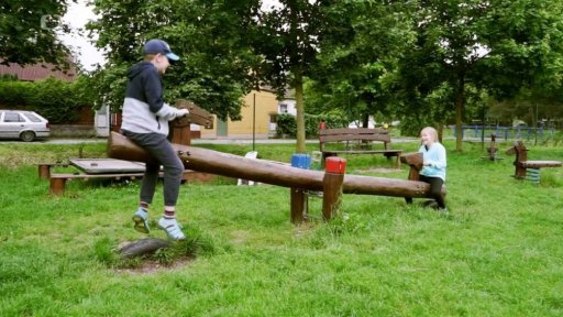 Houpačka a další herní prvky v zahradě