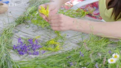 Výzdoba venkovního stolu lučním kvítím