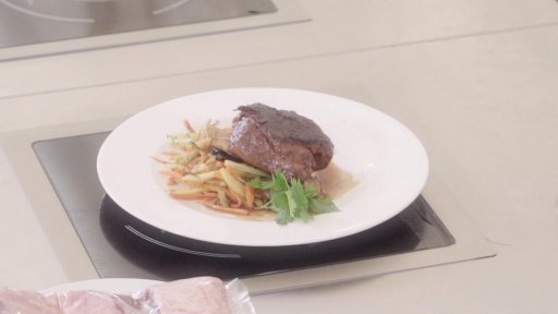 Hovězí žebírko s teplým zeleninovým salátem