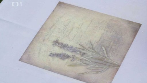 Prostíraní zdobené ubrouskovou technikou