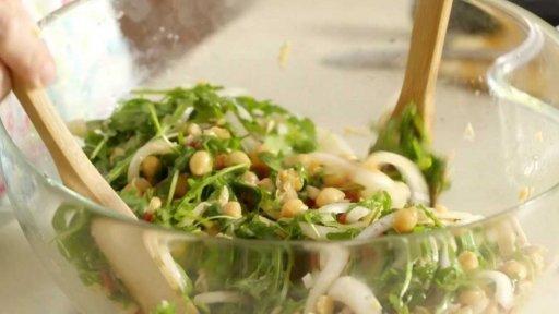 Cizrnový salát s tuňákem