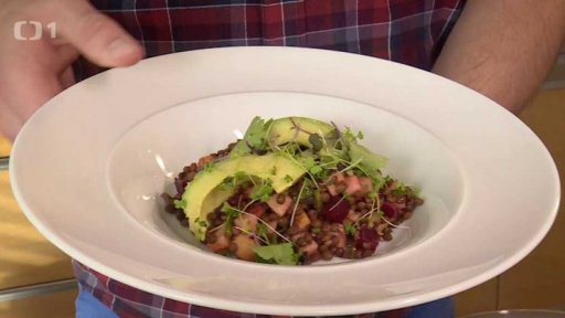 Salát z fermentované čočky beluga s jablkem, červenou řepou a avokádem