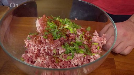 Pljeskavica se salátem z paprik a rajčat