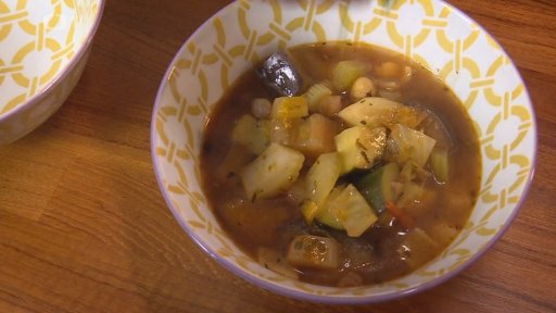 Zeleninová polévka s fermentovanou cizrnou a bylinkami