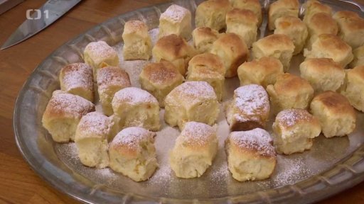 Velikonoční buchtičky s kandovaným ovocem a marcipánem