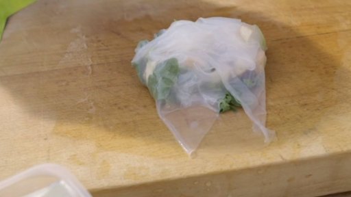 Závitky s kozím sýrem, rukolou, brusinkami a hruškami v karamelu