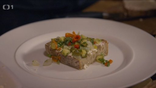 Otevřený sendvič s pikantním tvarohem, nakládanou zeleninou a uzeným hovězím jazykem