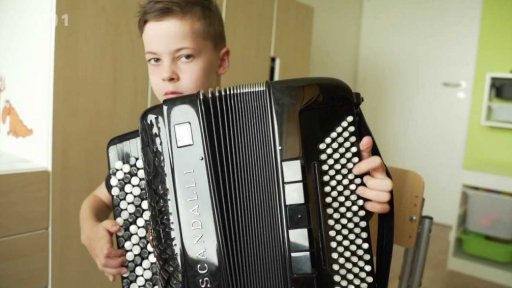 Mladý akordeonista