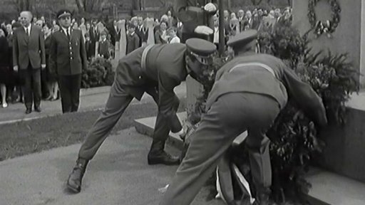 Položení věnců k památníku sovětských hrdinů