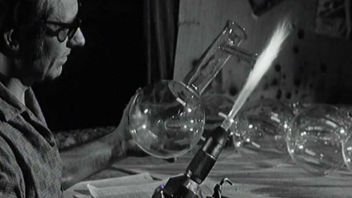 Polští stavbaři staví sklářský kombinát na Sázavě