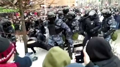 Navanyj zůstává ve vazbě