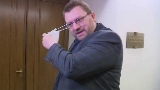 Ochranné plexisklo ve sněmovně