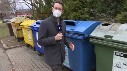 Dobrovolníci uklízí