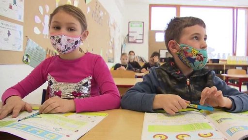 Premiér k otevírání škol