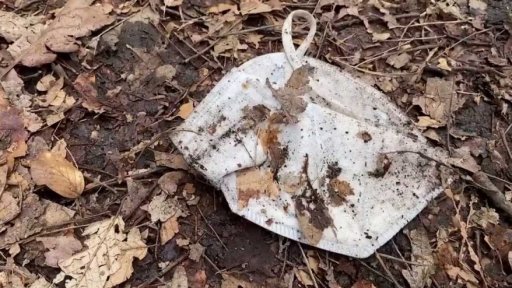 V přírodě přibylo respirátorů a roušek