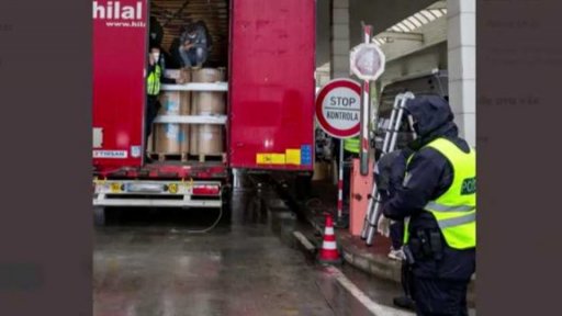 Šest cizinců schovaných v kamionu