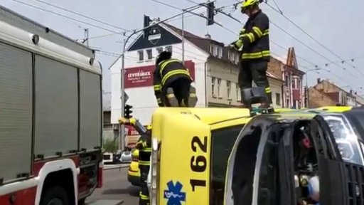 Nehoda sanitky v Pardubicích