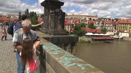 Posprejování Karlova mostu