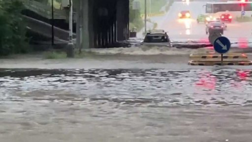 Voda zatopila silnici v Praze