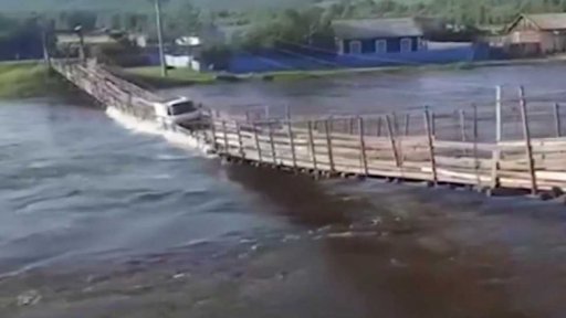 Pád dřevěného mostu ve východním Rusku