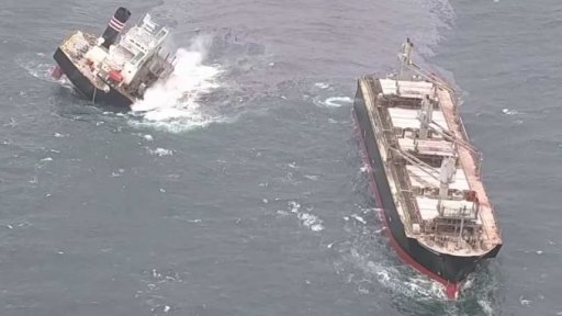 Rozlomená nákladní loď u Japonska