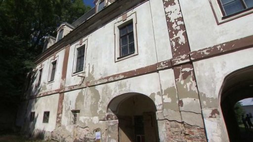 Dobrovolníci pomáhají s opravou zámku